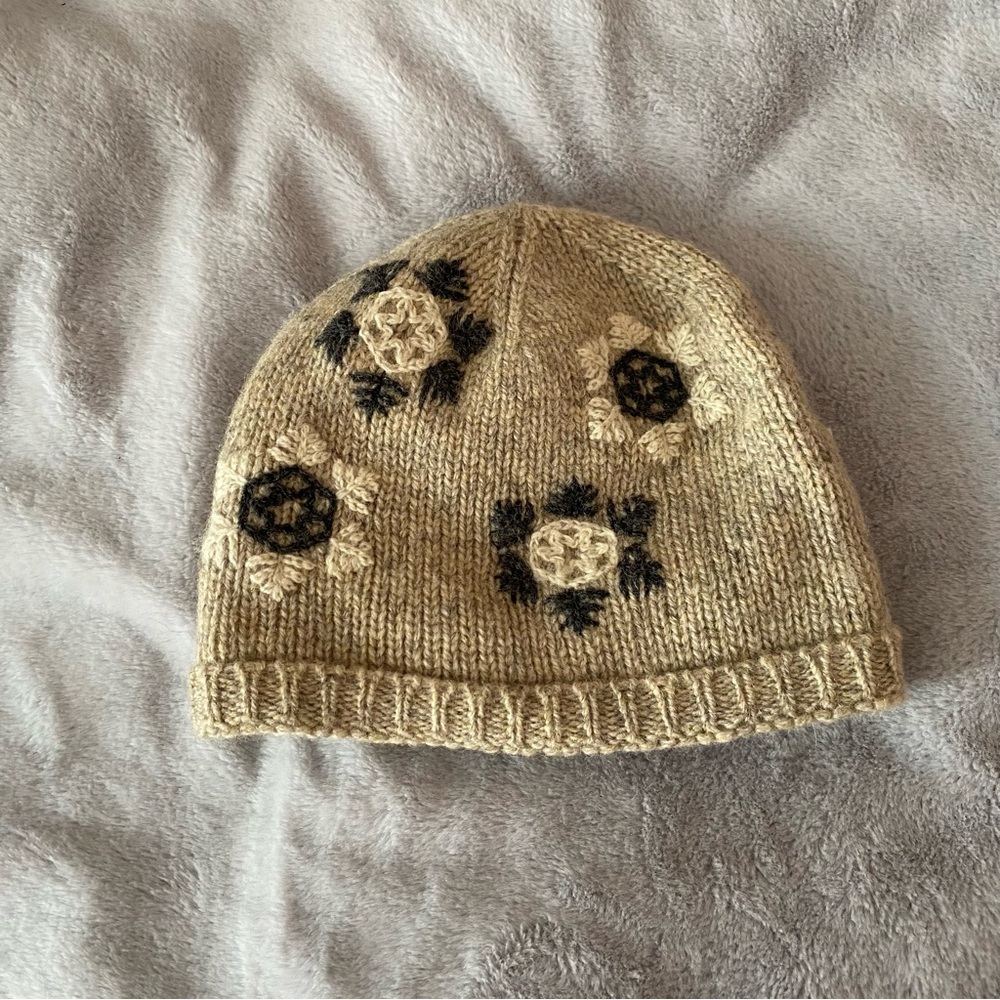 LL Bean women’s 100% wool embroidered fleece lining winter beanie